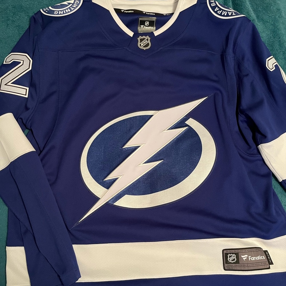 !ACCEPTING OFFERS! tampa bay lightning hockey jersey